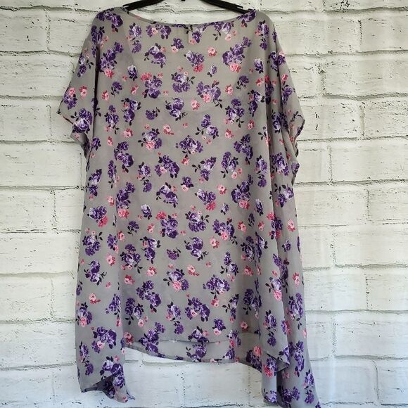 Torrid gray floral Semisheer blouse short sleeved - Picture 10 of 11